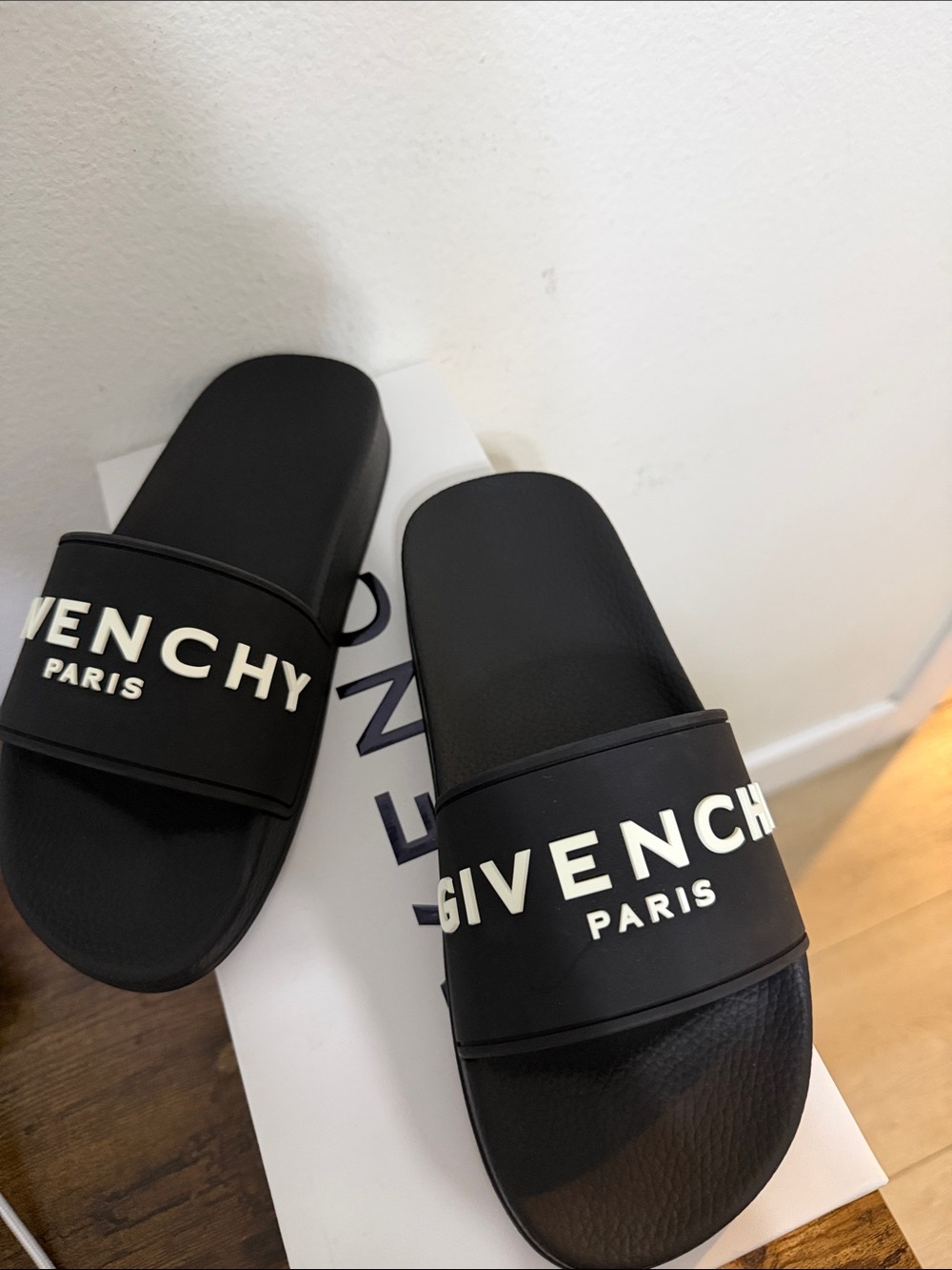 Givenchy - Picture 2 of 3